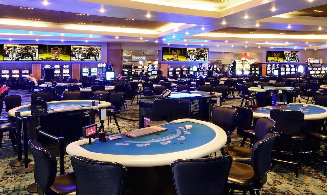 Een stijlvolle kijk op het sfeervolle interieur van de Silverforgepath casinosalon
