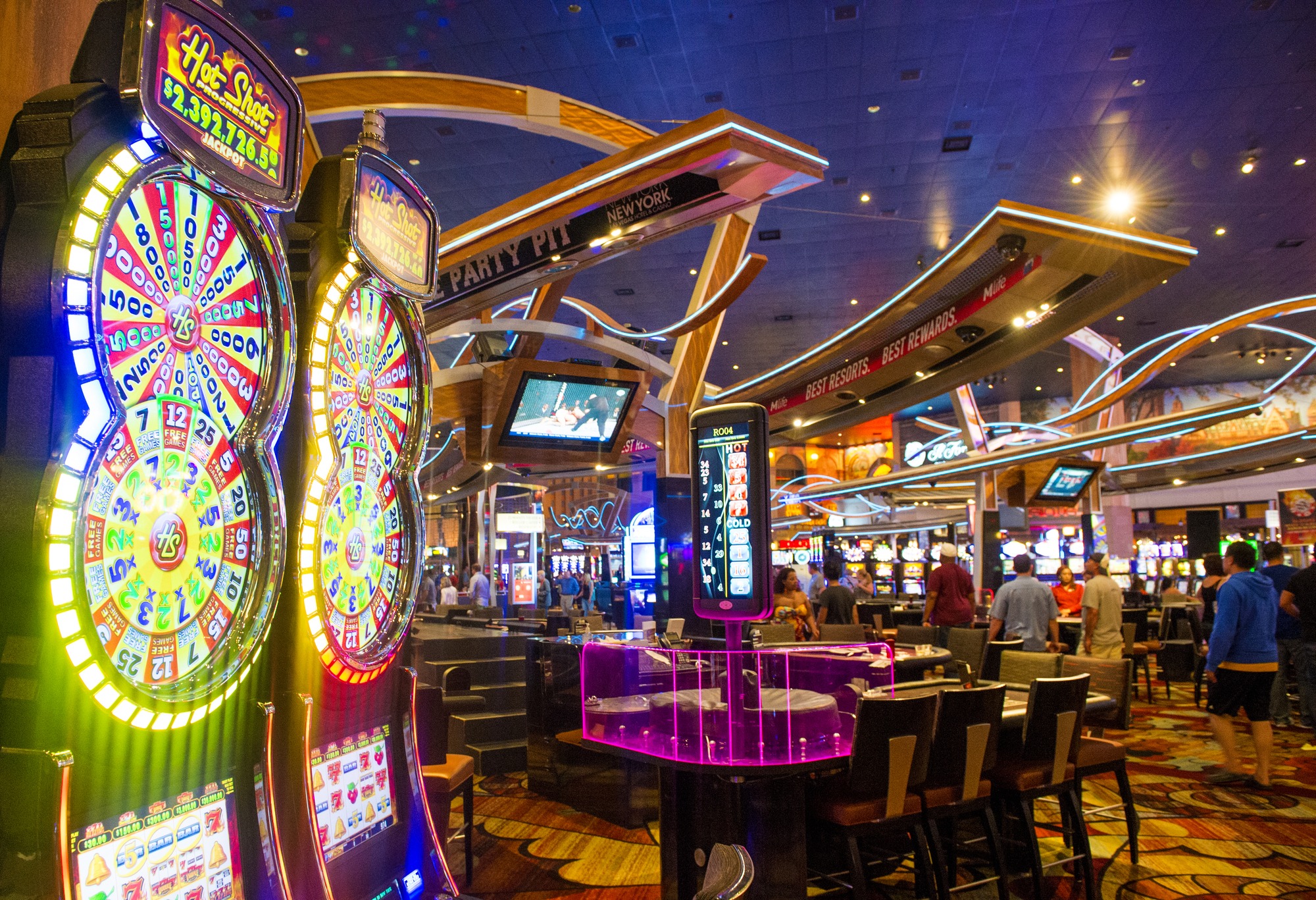 De moderne entree van restaurant en casino Silverforgepath met receptie