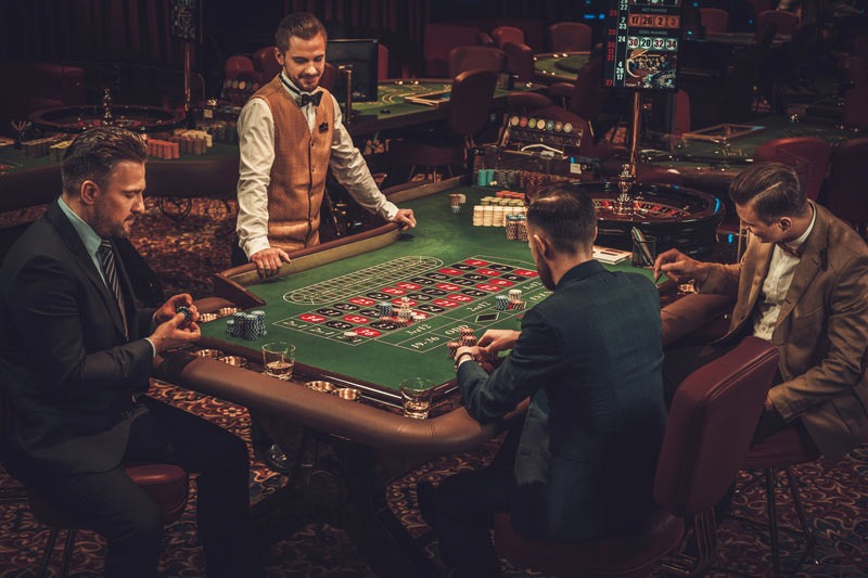 Restaurant Silverforgepath en fysiek casino met een spectaculaire gevel met aurora-thema in het centrum van Helsinki